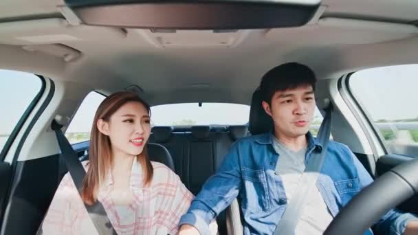 Asyalı çift akıllı araba kullanıyor. — Stok video