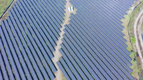 Painéis solares disparados por drone — Vídeo de Stock