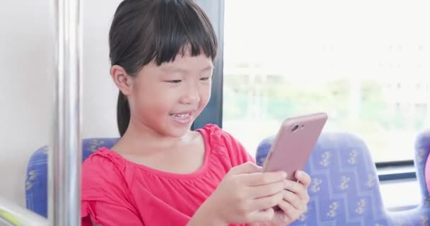 Κοριτσάκι παίζουν κινητό παιχνίδι — Αρχείο Βίντεο