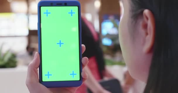 Fille tenir écran vert mobile — Video
