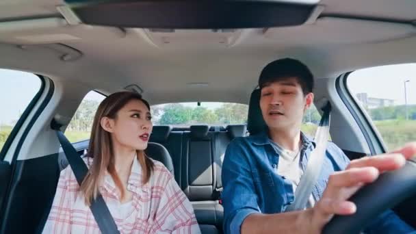 Couple chat in the car — ストック動画