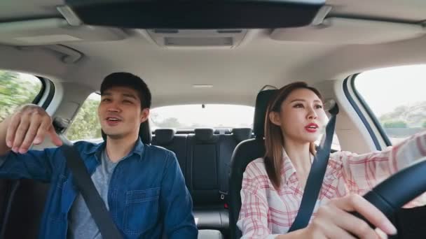 Couple chat in highway — 图库视频影像