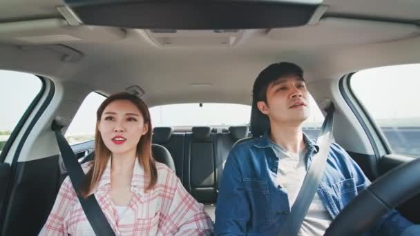 Couple chat in highway — 비디오