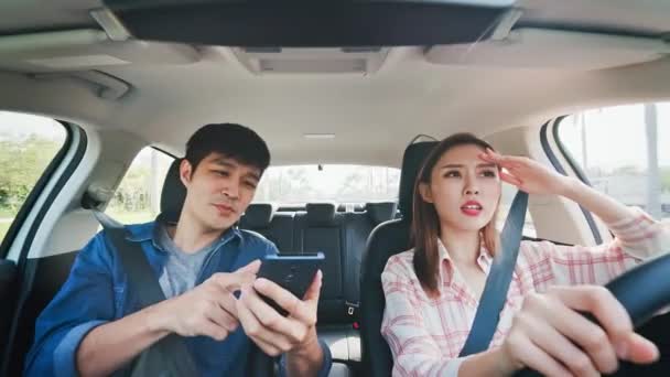 Пара использовать смартфон на машине — стоковое видео