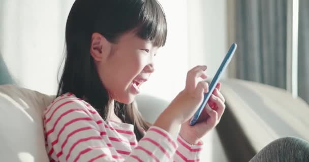 かわいい女の子は、スマートフォンを使用 — ストック動画