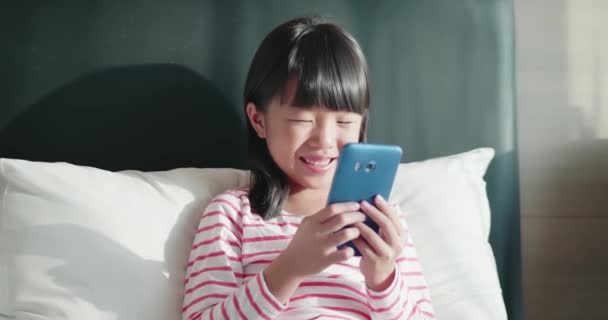 Симпатичная девушка пользуется смартфоном — стоковое видео