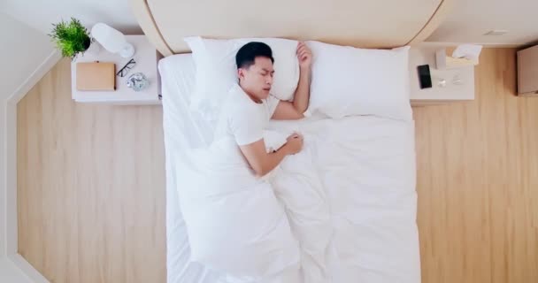 Homem tem um problema para dormir — Vídeo de Stock