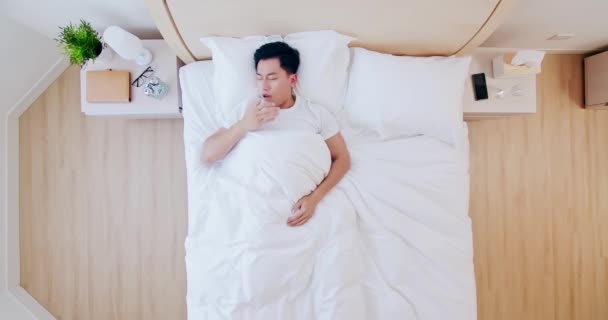 El hombre tiene problemas para dormir — Vídeo de stock