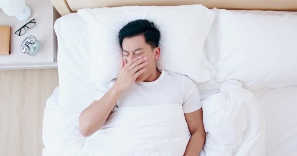 У мужчины проблемы со сном — стоковое видео