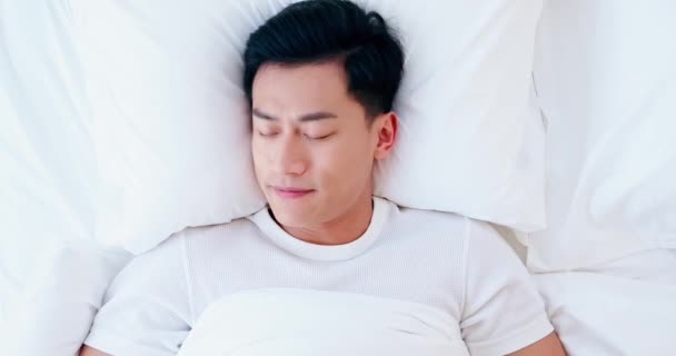 Man slaapt goed in bed — Stockvideo