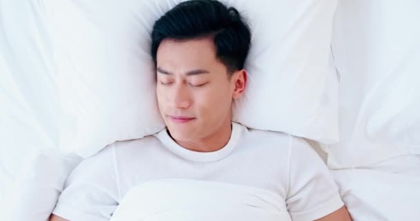 Hombre durmiendo bien en la cama — Vídeo de stock