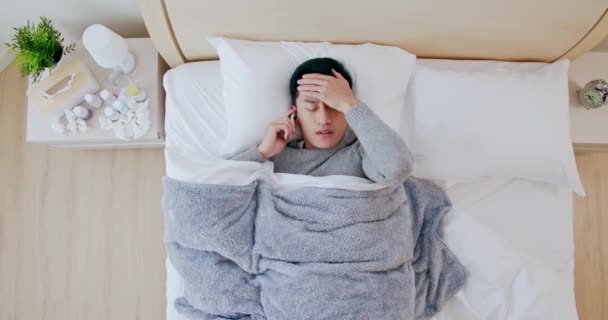 Man sick and has fever — стоковое видео