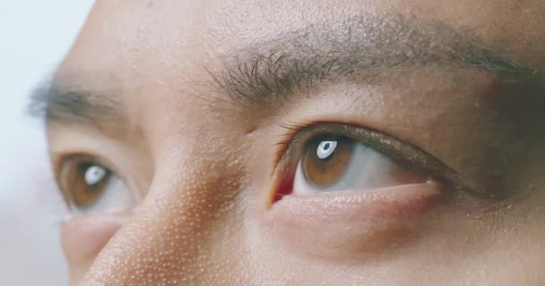 Zblízka mužského oka — Stock video