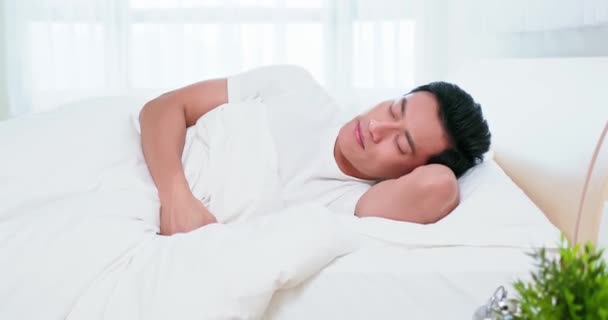 Asiático hombre dormir bien — Vídeo de stock