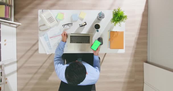 Man use smartphone and laptop — Stock Video