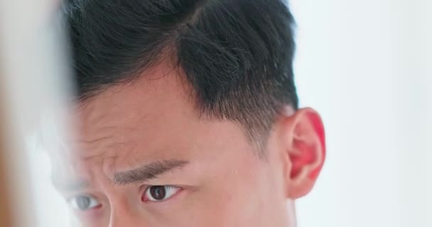 남자는 모발 과 머리 선을 검사한다 — 비디오