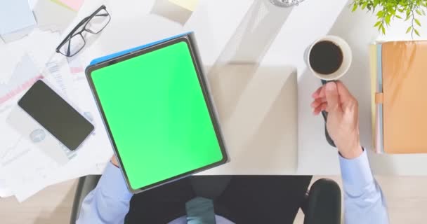 Man use green screen tablet — Stock Video