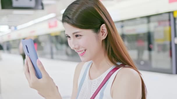 Asiatique fille utiliser 5G smartphone — Video