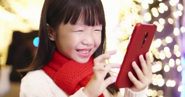 귀여운 소녀는 스마트폰을 사용 한다 — 비디오