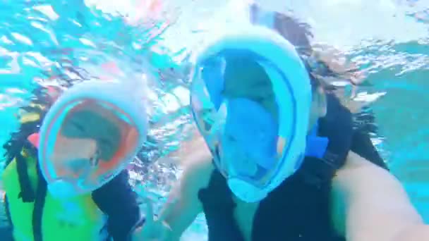 Asiático família snorkeling e selfie — Vídeo de Stock