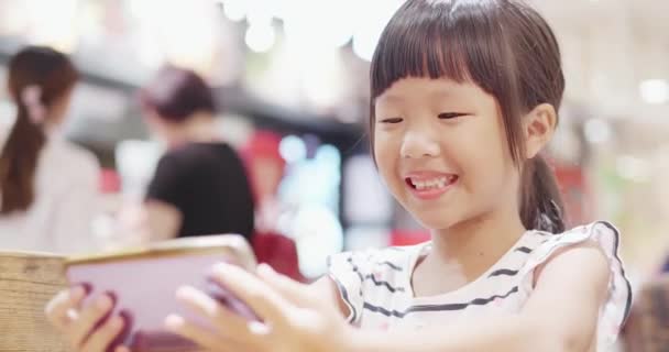Dítě sledovat video podle mobilu — Stock video