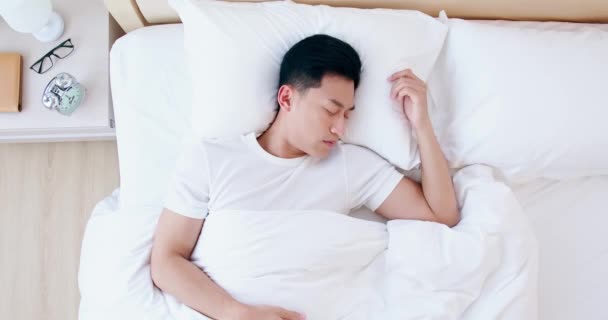 Asiático homem sobre dormir — Vídeo de Stock