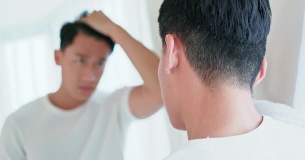 Мужчина проверить волосы и волосы — стоковое видео