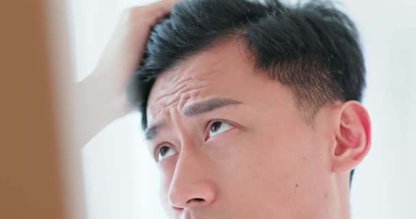 Мужчина беспокоится о потере волос — стоковое видео