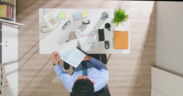 Man use laptop to work — Stock Video