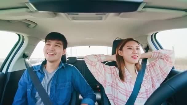 Pasangan naik mobil self-drive — Stok Video