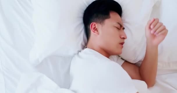 Man has a trouble sleeping — Stock Video