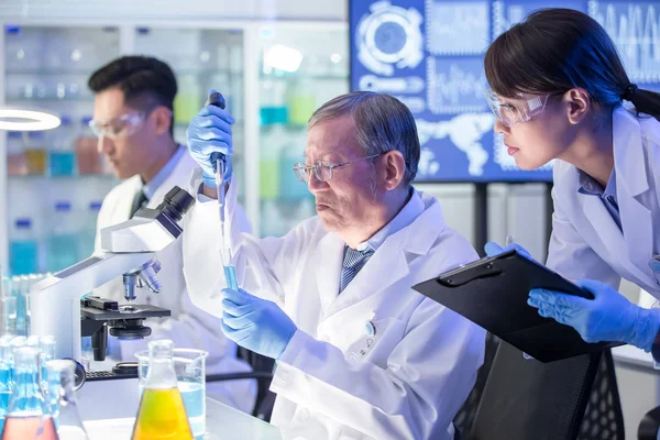 Asiático cientista equipe reunião — Fotografia de Stock