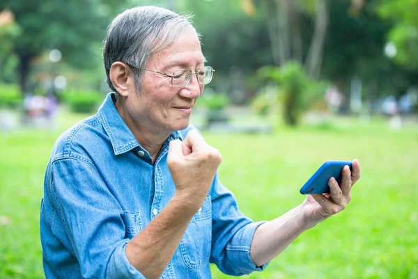 Älterer Mann gewinnt mobiles Spiel — Stockfoto