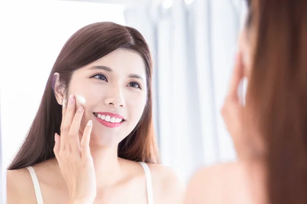 Beauty woman with skincare concept — Stock Photo, Image