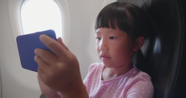 Little girl watch video — ストック動画