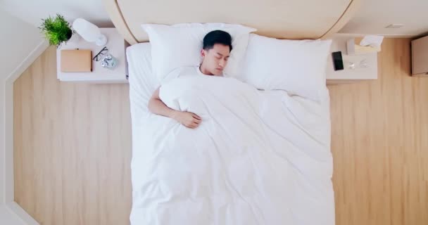 Asiático hombre sobre dormir — Vídeos de Stock