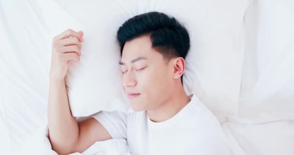 Mann schläft gut im Bett — Stockvideo