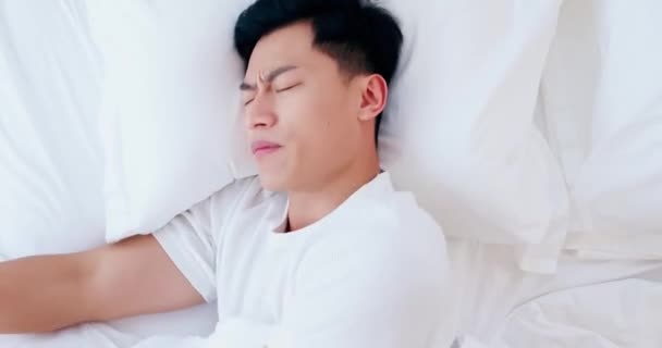 Mann hat Schlafprobleme — Stockvideo