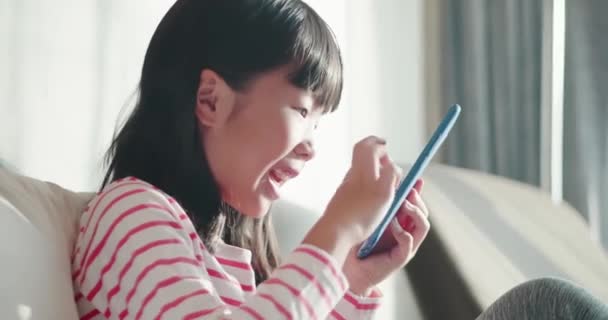 かわいい女の子は、スマートフォンを使用 — ストック動画