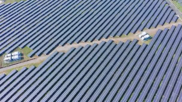 Солнечные батареи, снятые дроном — стоковое видео