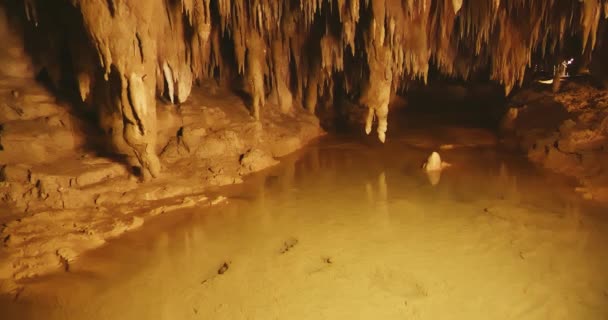 Caverna de Gyokusendo Rock Stalactite — Vídeo de Stock