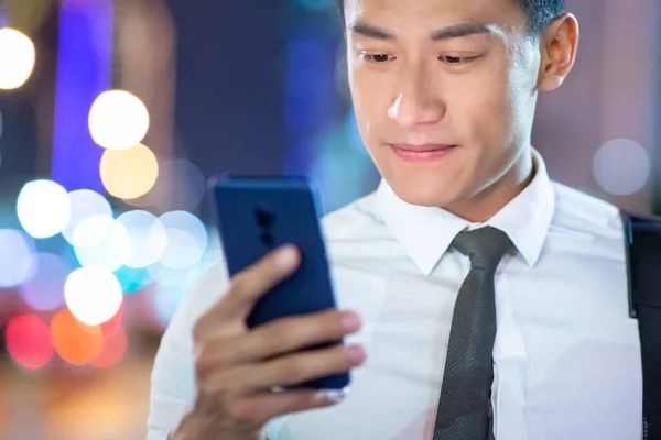 Hombre de negocios utilizar el teléfono al aire libre — Foto de Stock