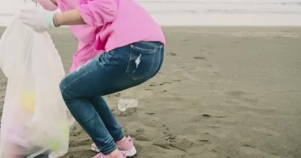 Wolontariusz zachować czystość na plaży — Wideo stockowe