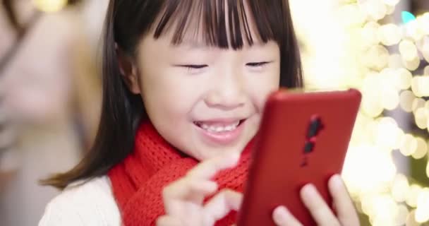 귀여운 소녀는 스마트폰을 사용 한다 — 비디오