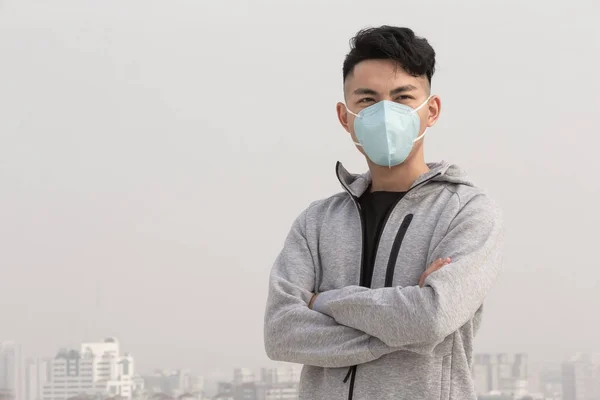 Asijský muž nosí ochrannou masku — Stock fotografie