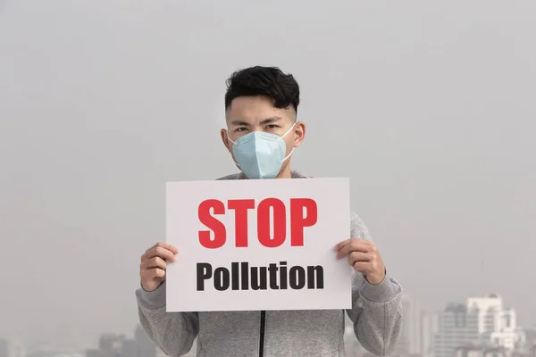 Man hold stop pollution signe — Photo