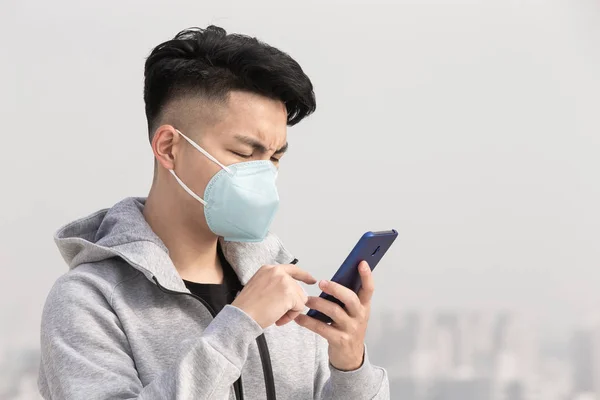 Homem usar smartphone com máscara — Fotografia de Stock