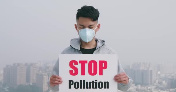 Man hold stop vervuiling teken — Stockvideo