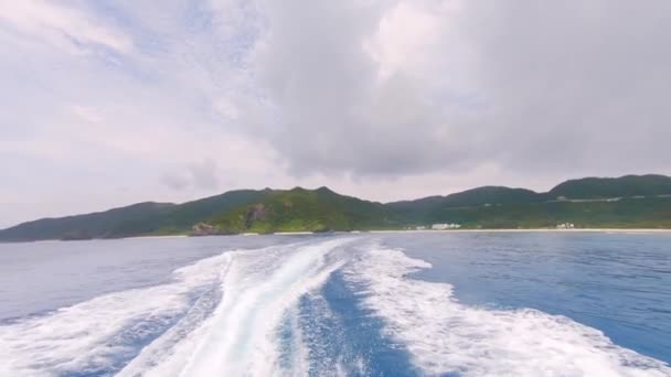 Navegue de barco para a ilha — Vídeo de Stock