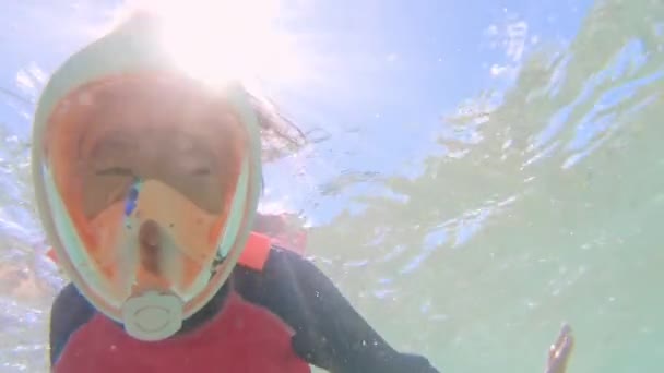 Asiatisk liten flicka snorkling — Stockvideo